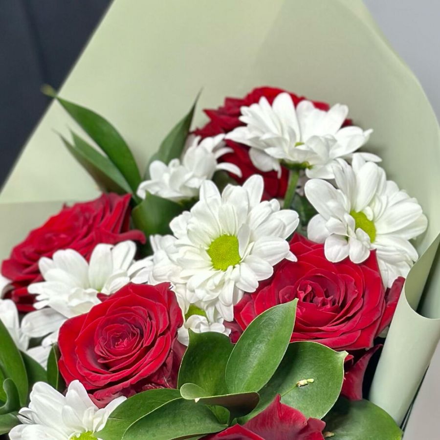 Букет с красными розами и хризантемой